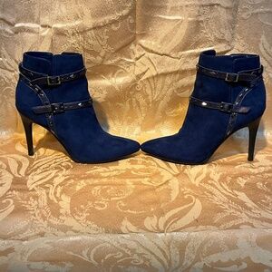 Carlos Santana blue ankle boots 4” heels.  25-T7